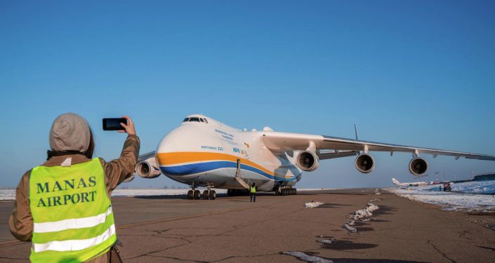 Крупнейший в мире транспортный самолет Ан-225 Мрия прилетел в Международный аэропорт Манас в Бишкеке. 28 ноября 2021 года