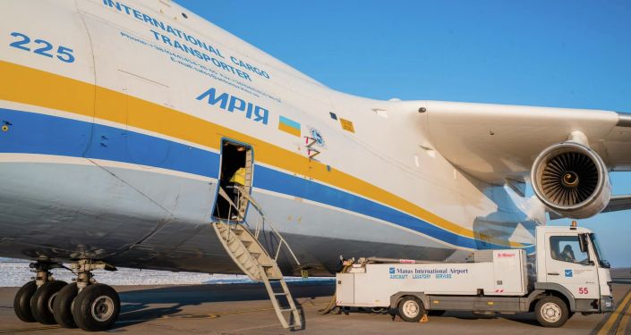 Крупнейший в мире транспортный самолет Ан-225 Мрия прилетел в Международный аэропорт Манас в Бишкеке. 28 ноября 2021 года