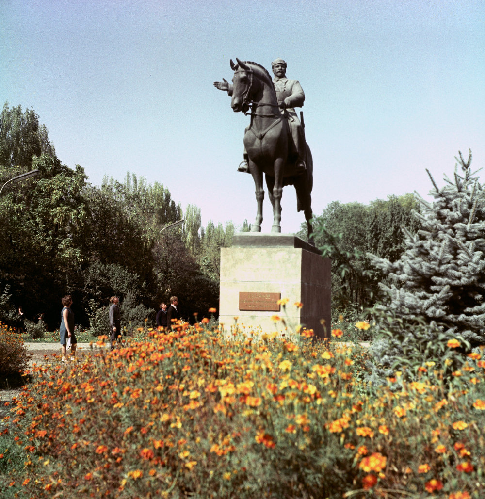 Фото памятник фрунзе в фрунзе