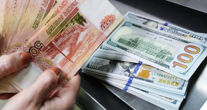 Доллары США и Российские рубли. Архивное фото