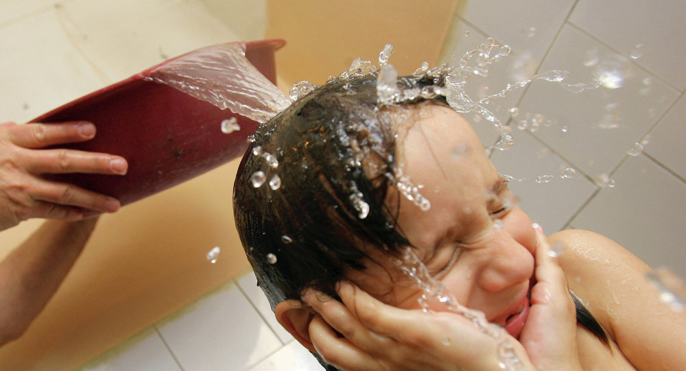 Результат пошуку зображень за запитом "девушка принимает душ отключили воду"