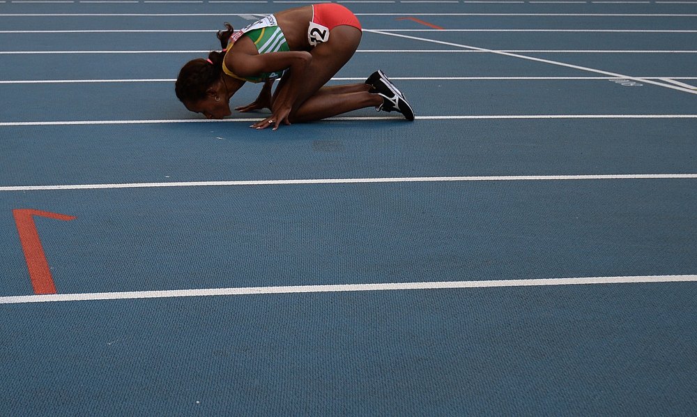 техника бега на короткие дистанции финиширование. переход на шаг стадион. за 30 секунд до финиша. бег на 200 метров. валерия андреева легкая атлетика.