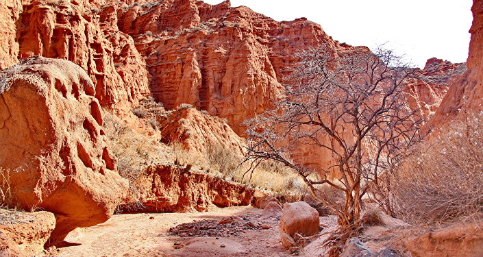 Большие каньоны Конорчока. В Кыргызстане тоже есть свой Grand Canyon, и находится он в долине реки Конорчок. Каньоны создавали ветер и вода на протяжении длительного времени. Сегодня они поражают своим величавыми скалами и скульптурами, автором которых выступила сама природа.