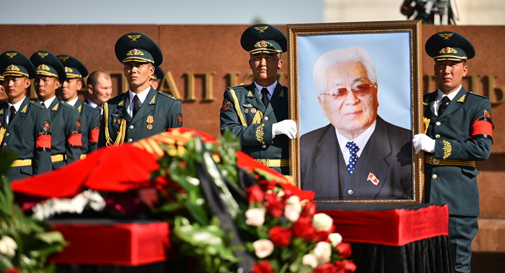На баннере к юбилею Турдакуна Усубалиева разместили фото другого. Кто виноват?