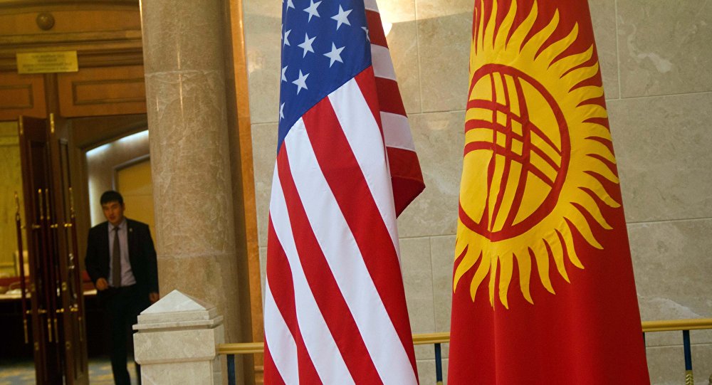 Флаг Кыргызстана и США. Архивное фото