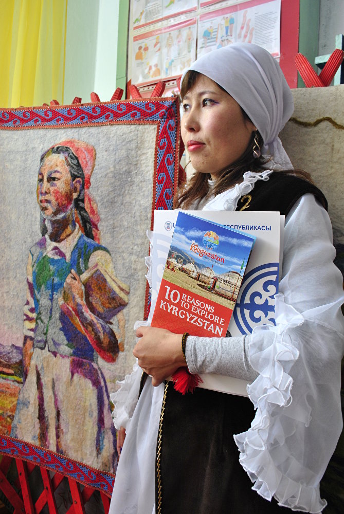 Дочь киргизии. Дочь Киргизии картина. Семён Афанасьевич Чуйков дочь Советской Киргизии. Киргизская живопись.