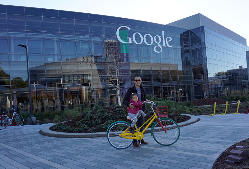 IT специалист Акжол Абдухалиев с дочерью на фоне здания корпорации Google