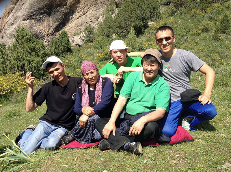 IT специалист Акжол Абдухалиев с родственниками во время отдыха