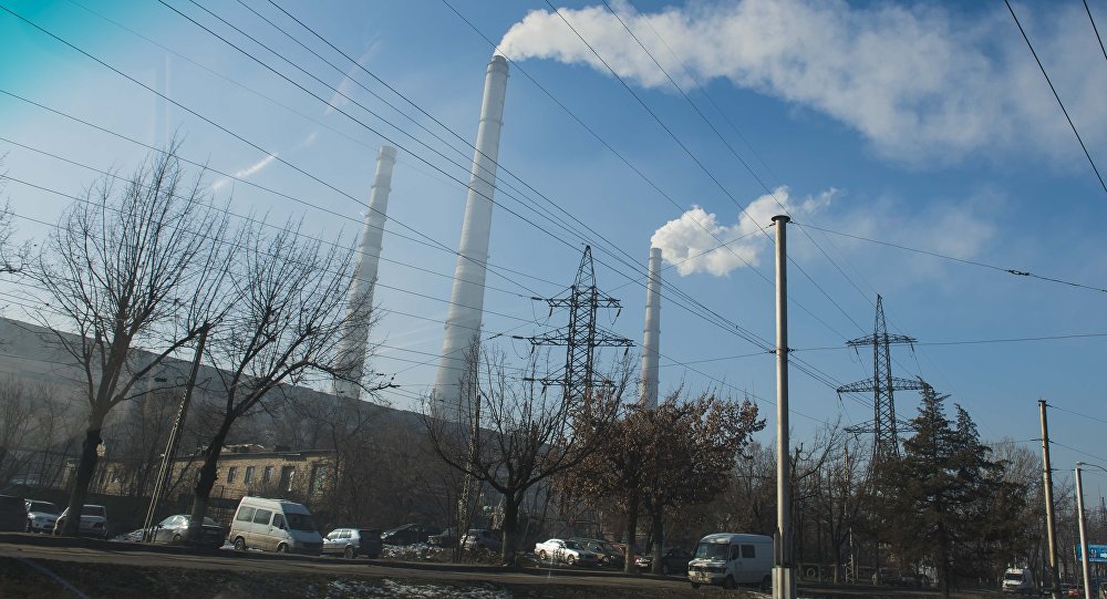 Вид на башни ТЭЦ города Бишкек. Архивное фото