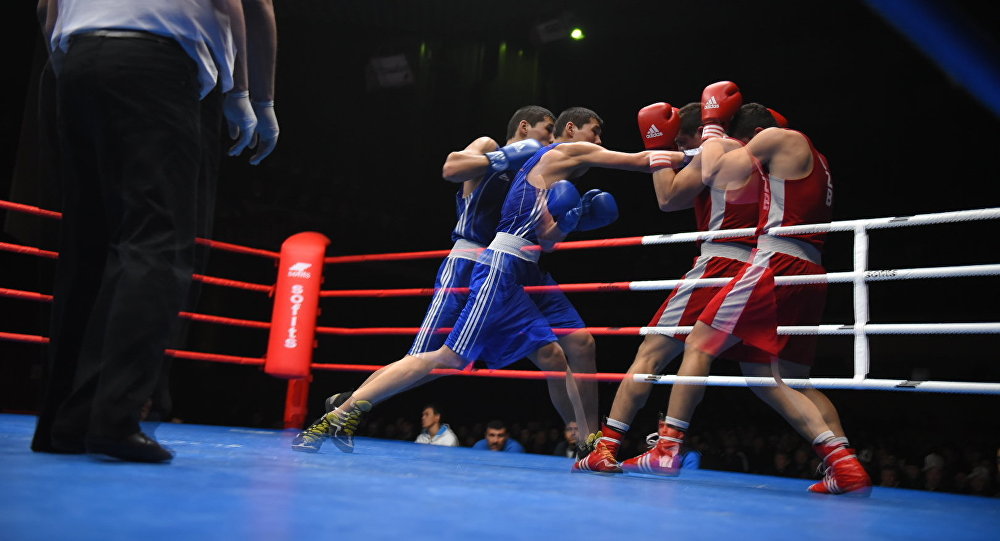 Боксеры во время соревнований. Архивное фото