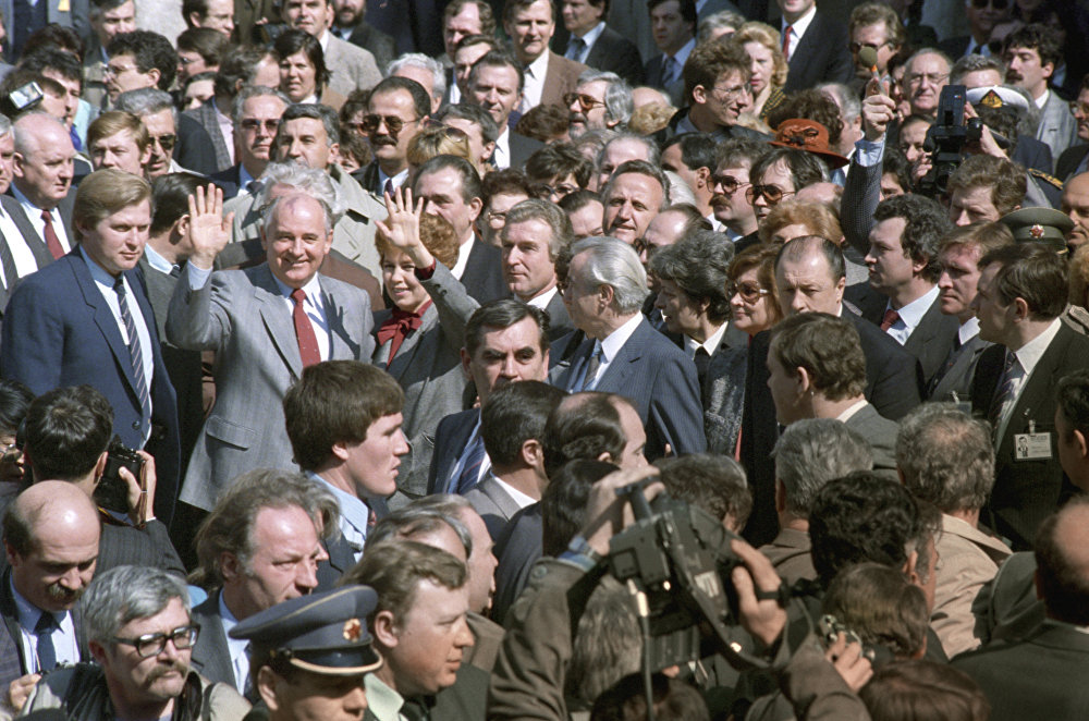 Встречи горбачева. Горбачев 1988. Горбачев в Югославии 1988. Горбачёв в Ставрополе 1986.