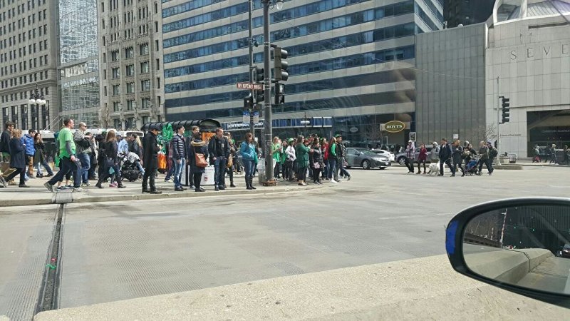 Люди на одной из улиц города Чикаго