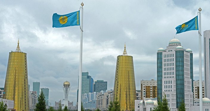 Флаг и герб Казахстана в городе Астана. Архивное фото
