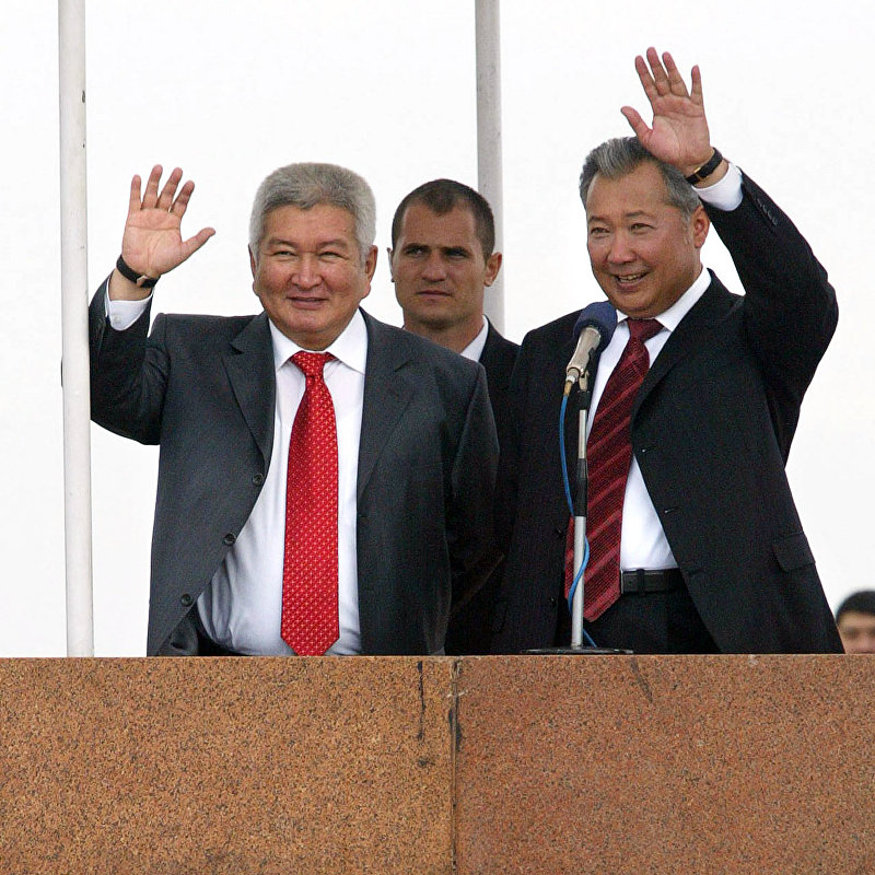 Президент Кыргызстана Курманбек Бакиев и премьер-министр Феликс Кулов во время празднования 15-летия независимости Кыргызской Республики. 31 августа 2006 года.