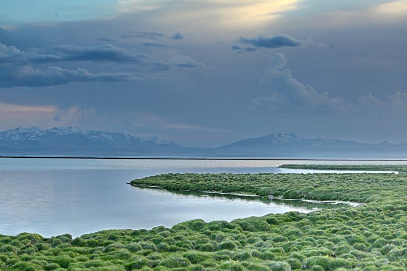 Крупное высокогорное озеро Сон-Куль зажато в котловине между внутренними отрогами Тянь-Шаня. Расположено между грядами Сонкельтау и Молдотау на высоте 3016 м выше уровня моря в северо-западной части Нарынской области