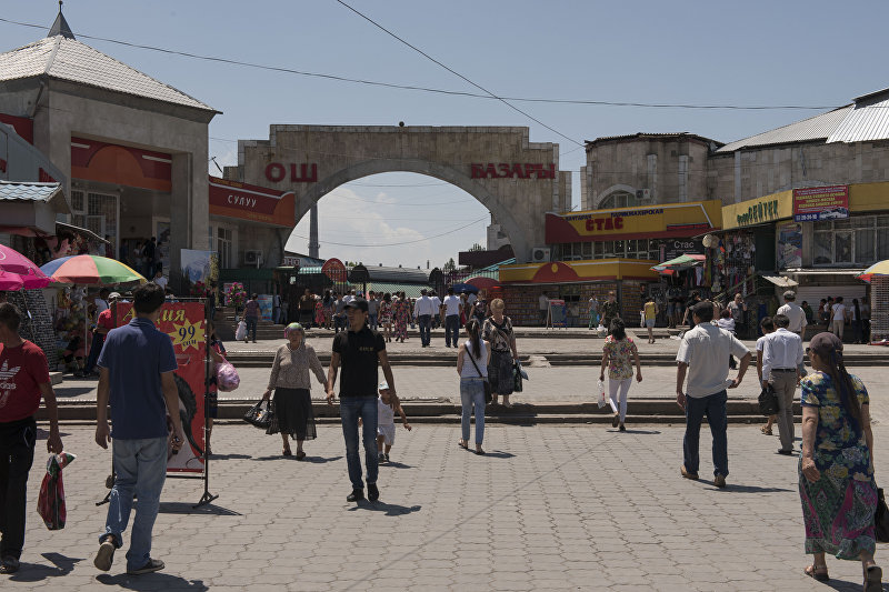 Люди у главного входа на Ошский рынок в Бишкеке. Архивное фото