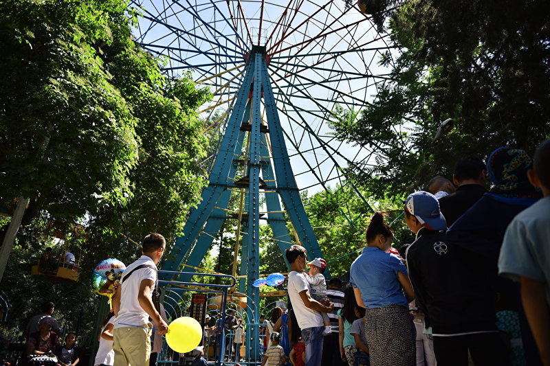 Отдыхающие в парке Панфилова. Архивное фото