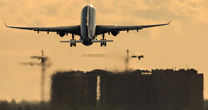 Самолет взлетает с аэропорта. Архивное фото
