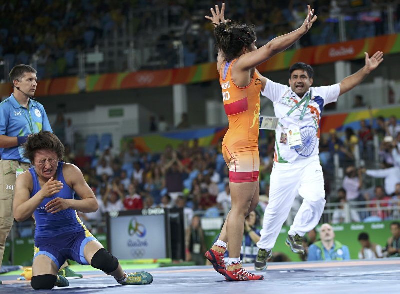 Борец из Кыгызстана в вольном стиле Айсулуу Тыныбекова и спортсменка из Индии Сакши Малик на XXXI летних Олимпийских играх в Рио-де-Жанейро
