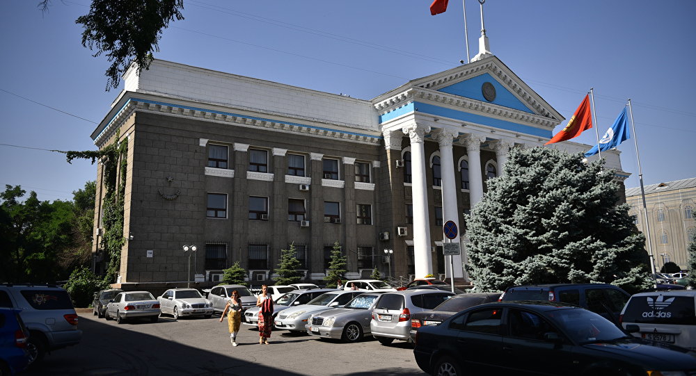 Сотрудников мэрии Бишкека накажут за действия с портретом президента. Видео