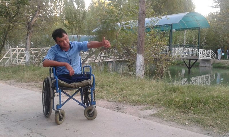 Тамада из Оша в инвалидной коляске Эрнис Турганбаев. Архивное фото