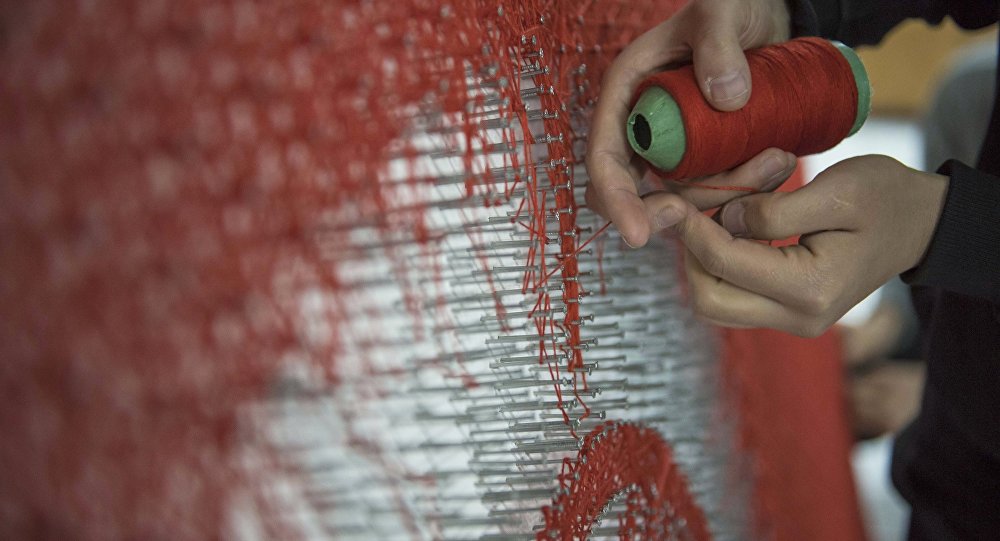 Изготовление национального флага. Архивное фото Изготовление национального флага. Архивное фото