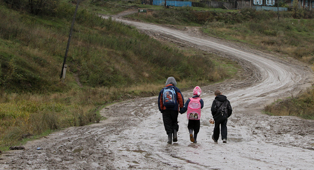 Село ходит. Дети идут в школу по грязи. Дети идут в школу пешком. Ребенок идет пешком. Дети в селе идут в школу.