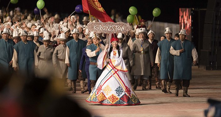 Делегация сборной Кыргызстана на параде участников II Всемирных игр кочевников на церемонии открытия. Архивное фото