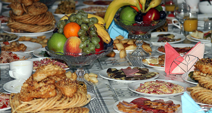 Блюда на столе. Архивное фото Блюда на столе. Архивное фото