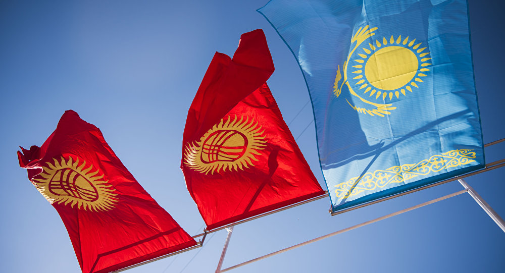 Флаги Кыргызстана и Казахстана. Архивное фото