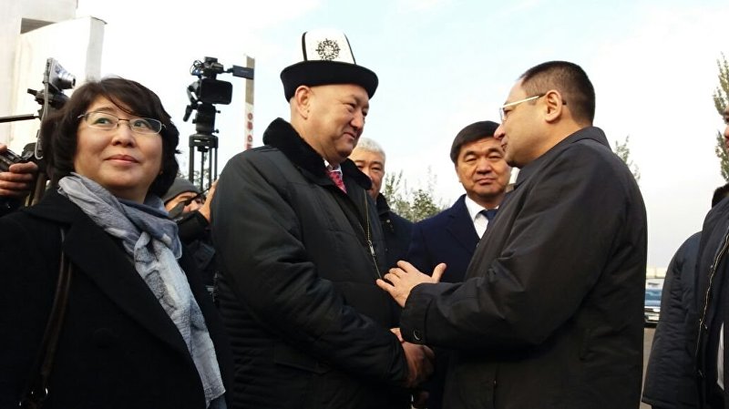 Вице-премьер Жениш Разаков встречает делегацию Узбекистана в городе Ош
