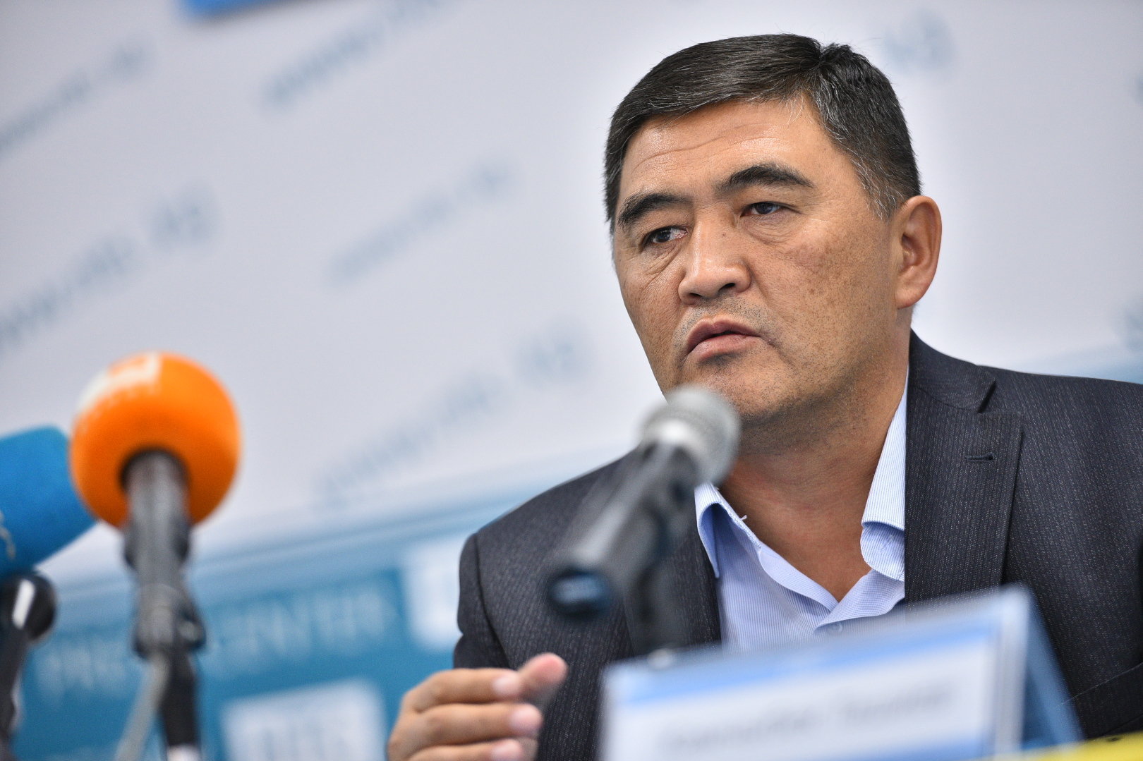 Кандидат в депутаты от партии Республика — Ата-Журт Камчыбек Ташиев на пресс-конференции в Бишкеке.