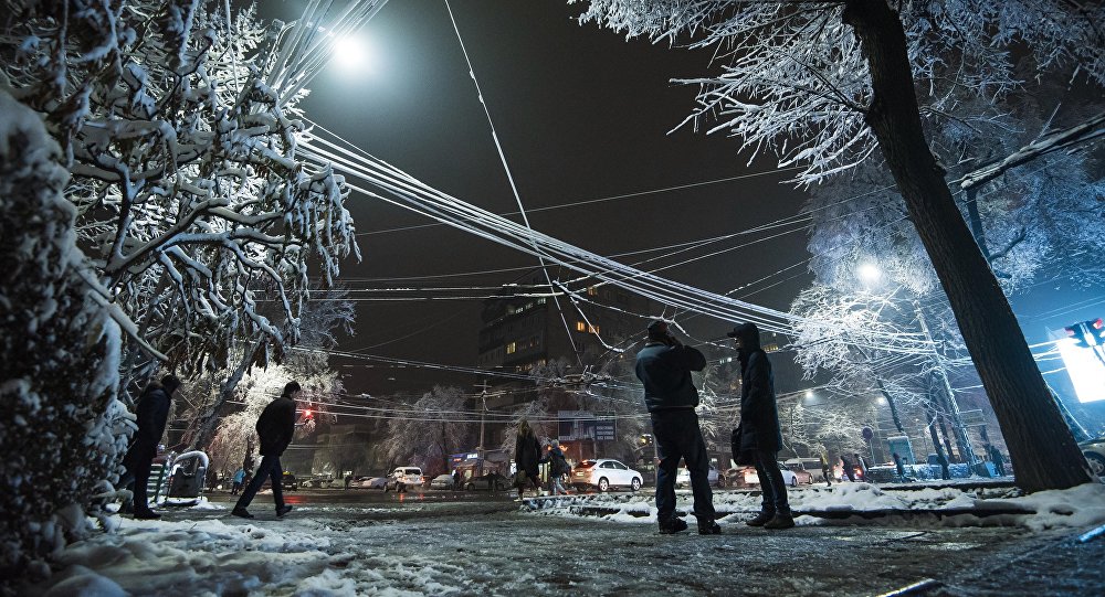 Вид на вечерний Бишкек после снегопада. Архивное фото