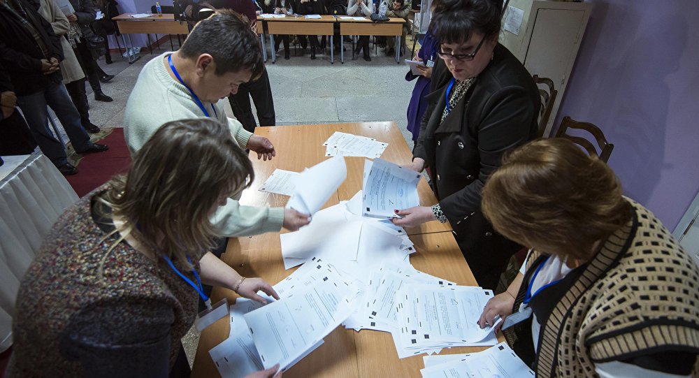 Сотрудник ТИК во время подсчета голосовов на выборах. Архивное фото