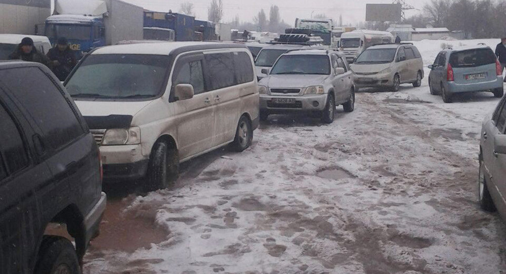 Автомобили застрявщие из-за сошедсих лавин на трассе Бишкек — Ош. Архивное фото