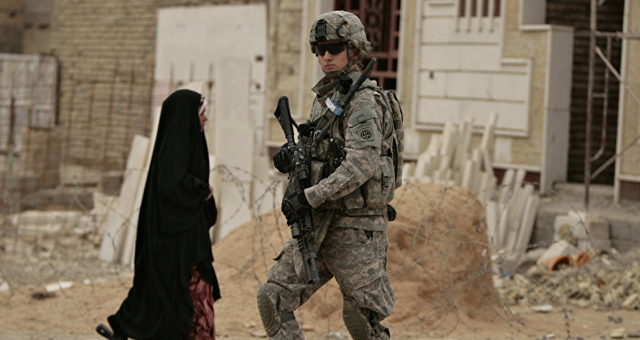 Солдат армии США на одной из улиц Багдада. Ирак. Архивное фото