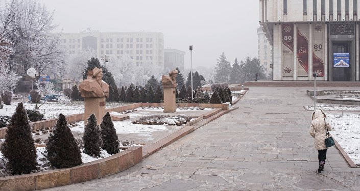 Девушка идет возле здания Кыргызской национальной филармонии им. Т. Сатылганова в Бишкеке. Архивное фото