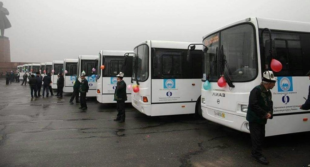 Церемония вручения ключей автобусов привезенных из России в город Ош