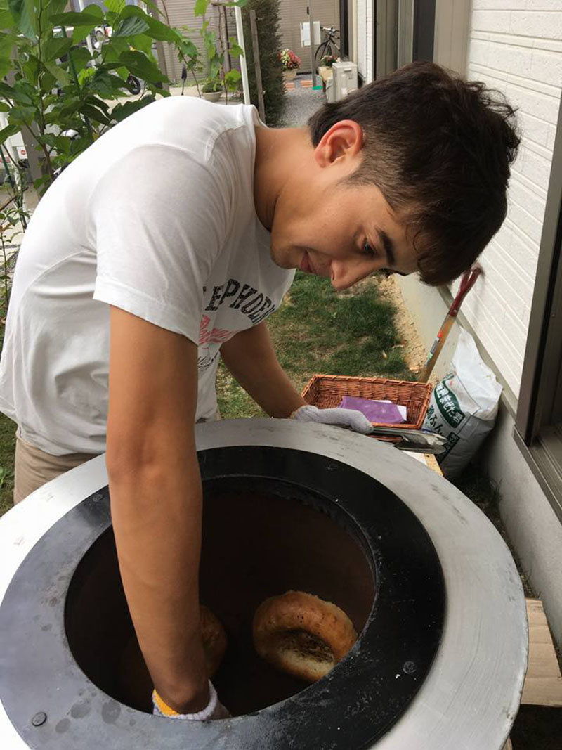 Кыргызстанец Шерзод Сатвалдиев, который смастерил тандыр и печет на продажу ошские самсы в Японии