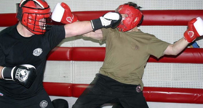 Инструктор по боевому искусству крав-мага Ильдар Акбутин во время показательного боя