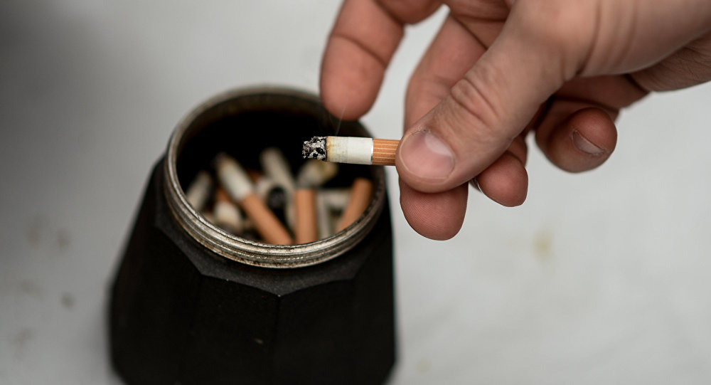 Архивное фото мужчины, который курит сигарету