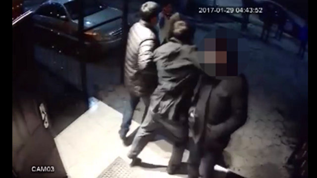 Избил и повесил на шею колеса Кыргызстан. Избитый парень в черной куртке фото.