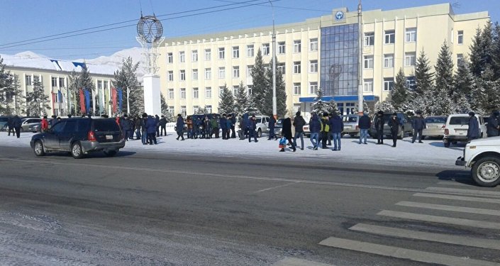 В Нарыне порядка 50 человек вышли митинговать на центральную площадь, требуя снизить стоимость электроэнергии до 77 тыйынов за киловатт-час в случае превышения лимита (1 000 киловатт-часов)