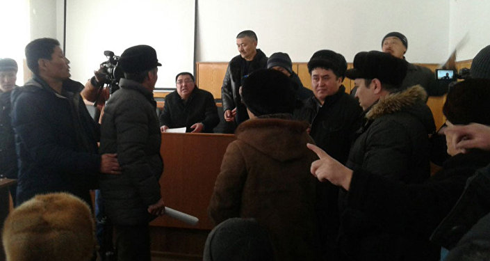 Митингующих принял полномочный представитель правительства в Нарынской области Аманбай Кайыпов и выслушал их требования. Граждане попросили облегчить плату за электроэнергию со следующего года