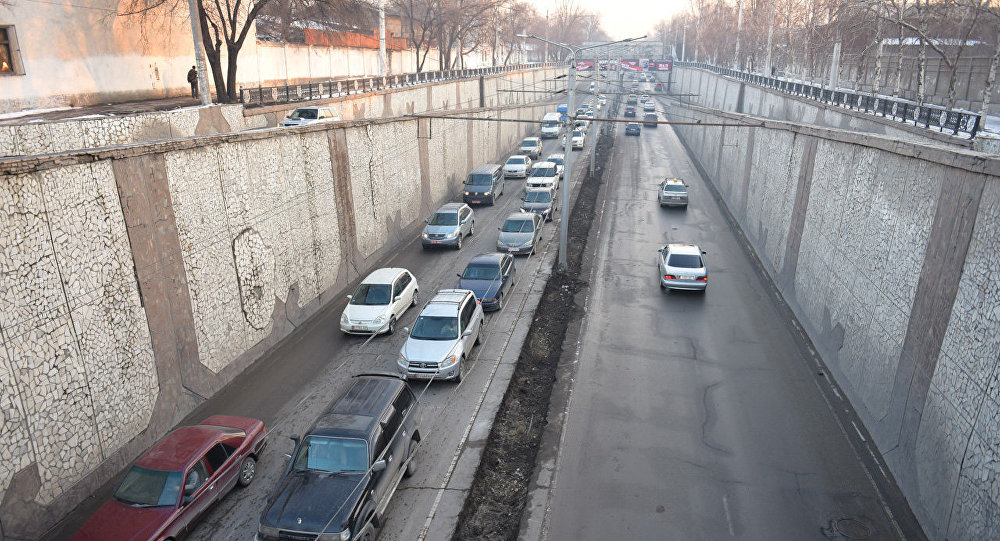 Автомобили на одной из улиц Бишкека. Архивное фото