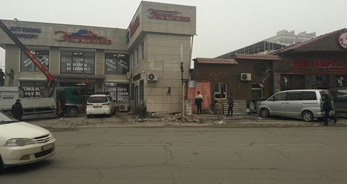 В Бишкеке снесли пристройки к магазинам Эксклюзив и Зая, возведенные на тротуаре