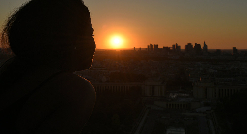 Девушка смотрит в сторону небоскребов. Архивное фото