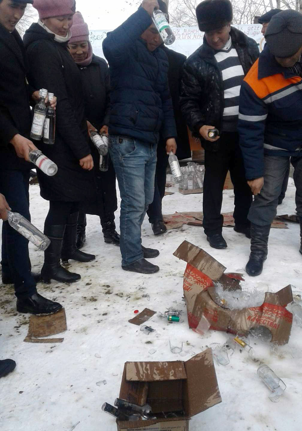 Жители села Кок-Арт Кара-Кульжинского района уничтожают спиртные напитки