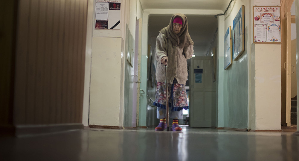 Пожилая женщина, в одном из государственных домов престарелых в Кыргызстане