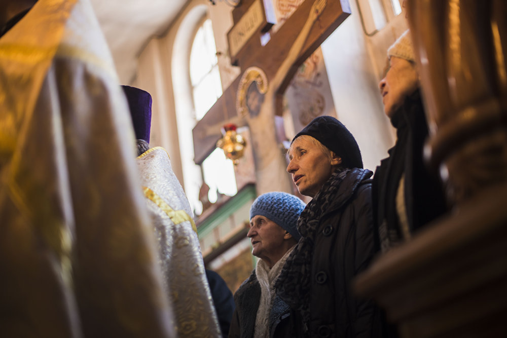 троицкий собор мощи сергия радонежского. церковь иконы божией матери. андрей рублев троица икона троице сергиева лавра. мощи св николая чудотворца. в храм привезли икону.